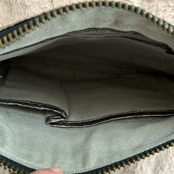 Matt & Nat Metallic silver vegan clutch, great condition, multi pocket** premium - Picture 6 of 9